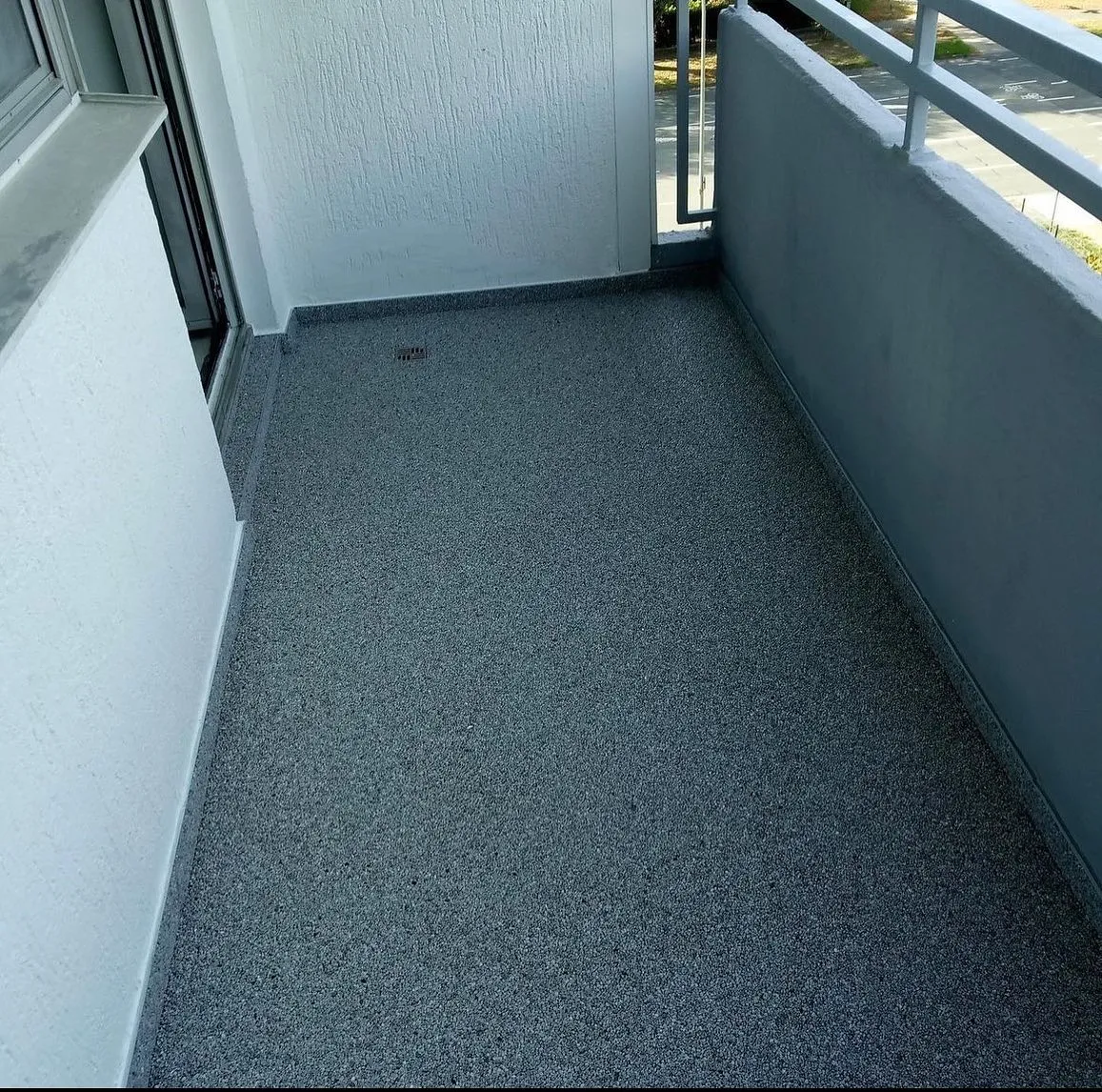 Steinteppich auf Balkon in Anthrazit