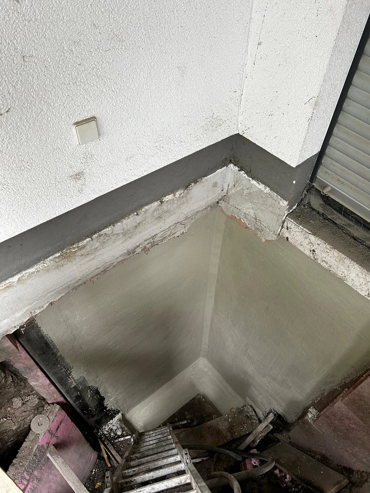 Professionelle Abdichtung eines Kellerlichtschachts