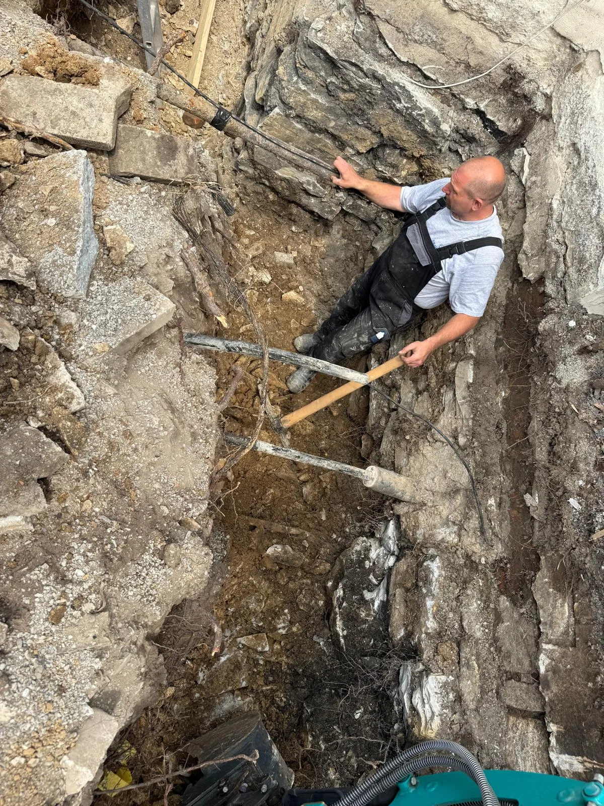 Facharbeiter bei Erdarbeiten für die Kellerabdichtung
