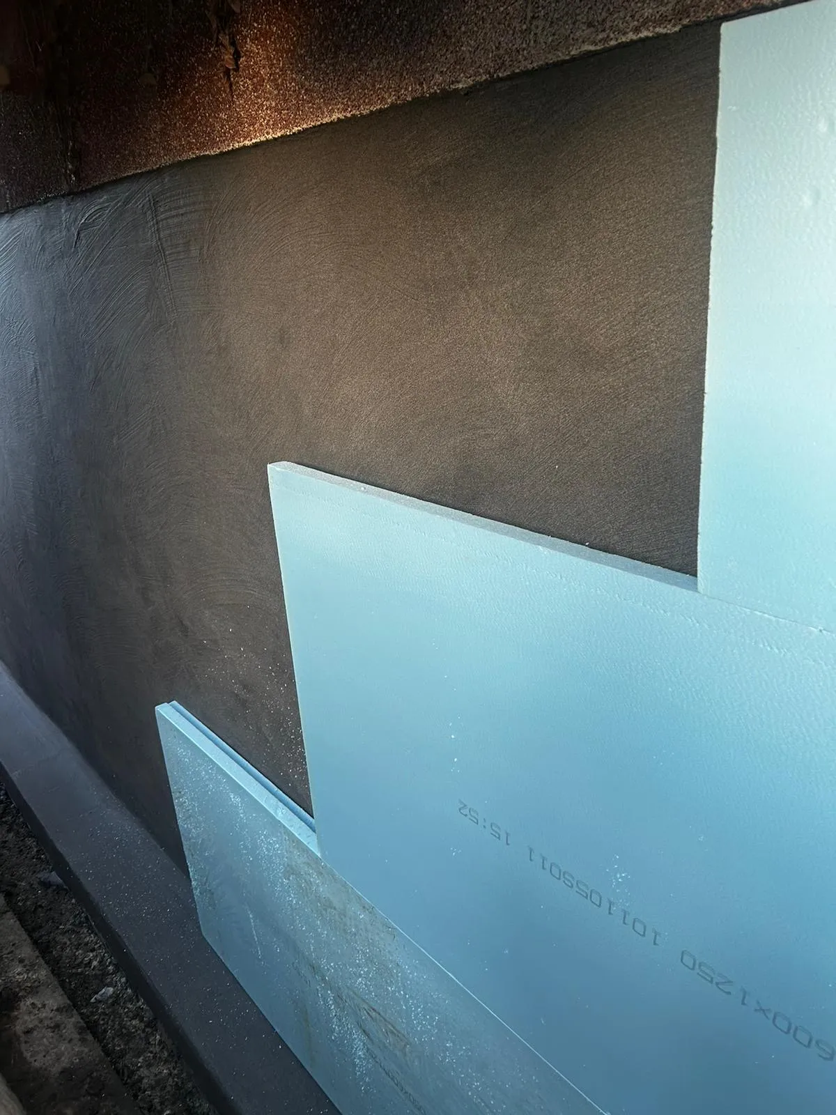 XPS-Dämmplatten an abgedichteter Kellerwand