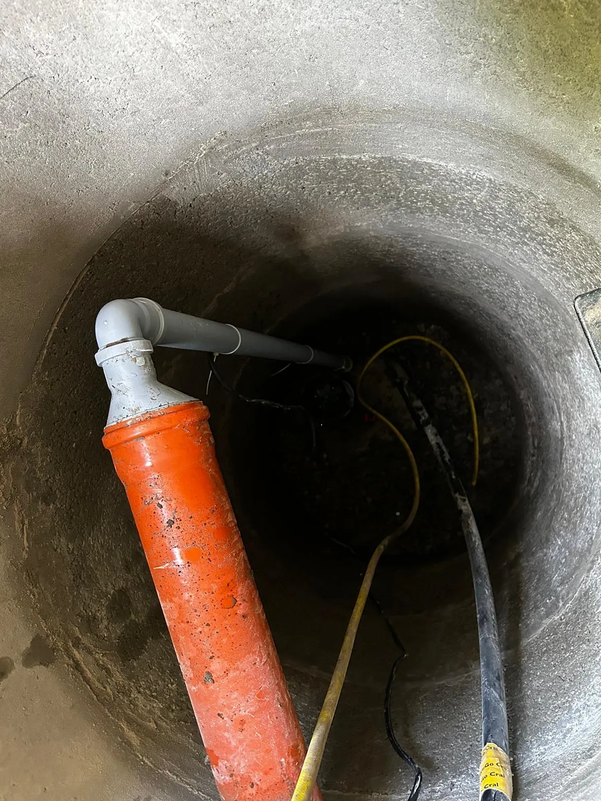 Detailansicht Drainageschacht mit Rohranschluss